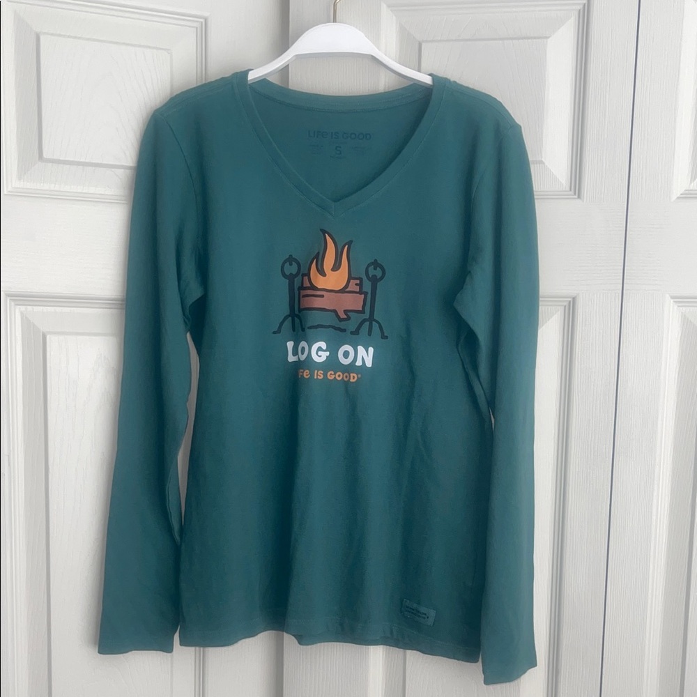 Life is Good Womens Log On fireplace Tee crusher Green Long Sleeve Shirt. #0032